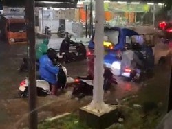 Jalan Panjang Kebon Jeruk Banjir, Sejumlah Pemotor Putar Balik Jalan Panjang Kebon Jeruk Banjir, Sejumlah Pemotor Putar Balik