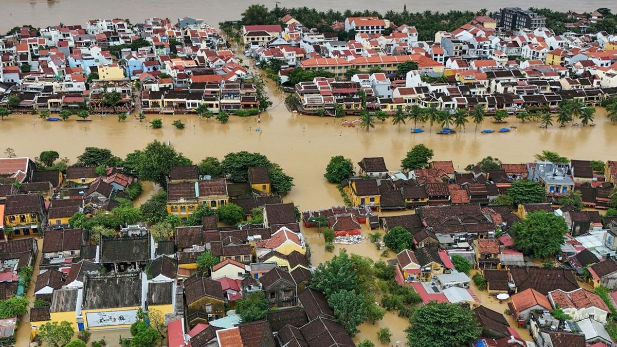 Vietnam Diterjang Banjir Parah, 13 Orang Tewas