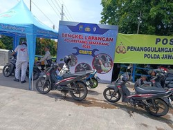Bengkel Polrestabes Semarang Bantu Kendaraan Mogok gegara Banjir di Genuk Bengkel Polrestabes Semarang Bantu Kendaraan Mogok gegara Banjir di Genuk