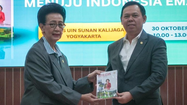 Ketua DPD Tegaskan Menulis Bisa Jadi Alat Perjuangan Politik Ketua DPD Sultan B. Najamuddin tekankan pentingnya menulis dalam perjuangan politik saat peluncuran buku GKR Hemas, refleksikan dedikasi otonomi daerah.