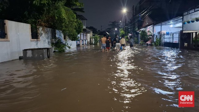 Hujan Deras, Lima Wilayah di Tangsel Terendam Banjir Hujan deras di Tangerang Selatan menyebabkan banjir di lima titik. BPBD mencatat banjir terparah di Perumahan Pondok Kacang Prima dengan ketinggian 65 cm.