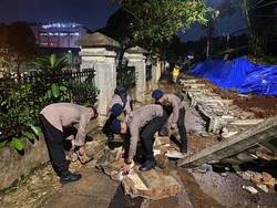 Brimob Polda Metro Jaya Bantu Tangani Tembok Pembatas TPU Jeruk Purut Roboh Brimob Polda Metro Jaya Bantu Tangani Tembok Pembatas TPU Jeruk Purut Roboh