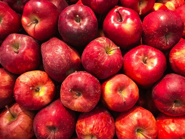 Sebuah penelitian dari Ohio State University menemukan, mengonsumsi satu buah apel setiap hari bisa menurunkan kadar kolesterol jahat (LDL) hingga 40%.