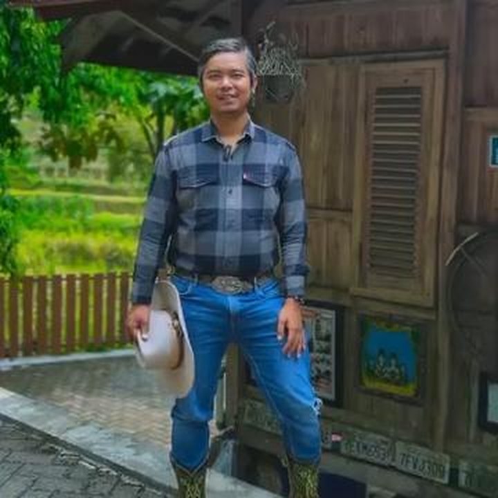 <p><em>Stand up comedian</em> Dodit Mulyanto sudah beberapa tahun ini menjalani slow living di kawasan hutan Mojokerto, Jawa Timur. Dilansir <em>detikcom</em>, Dodit awalnya membeli tanah seluas 7.000 meter persegi pada 2017. Ia lalu mendirikan beragam bangunan selama beberapa tahun tahun. Ia sudah tinggal di sana secara bergantian antara rumahnya di Surabaya dan di Mojokerto. "Biar tenteram <em>slow living</em>. Saya suka hiking, saya suka tinggal di suasana hutan," ungkap Dodit, beberapa waktu lalu.&nbsp; (Foto: dok Instagram dodit_mul)</p>