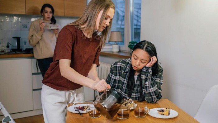 Mereka punya empati tinggi. Mudah memahami perasaan orang lain dan menolong mereka.