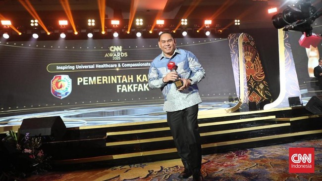 Pemkab Fakfak Raih Penghargaan Inspiring Universal Healthcare Penghargaan CNN Indonesia Awards ini diberikan berkat terobosan Pemkab Fakfak dalam menghadirkan layanan kesehatan publik yang manusiawi dan setara.