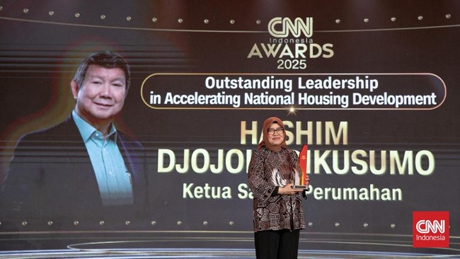 Hashim Djojohadikusumo Sabet Penghargaan Bidang Perubahan Iklim Utusan Khusus Presiden Republik Indonesia di bidang Iklim dan Energi Hashim Djojohadikusumo menyampaikan terima kasih atas penghargaan CNN Indonesia Awards.