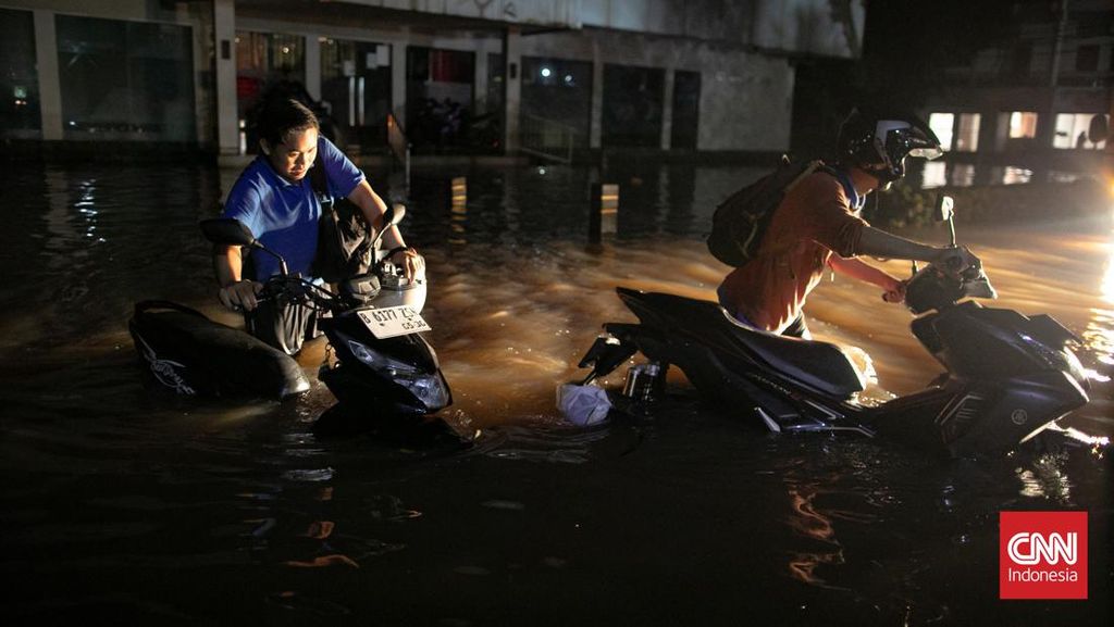 Banjir Masih Rendam 5 RT di Jakarta Sabtu Malam, Ratusan Mengungsi