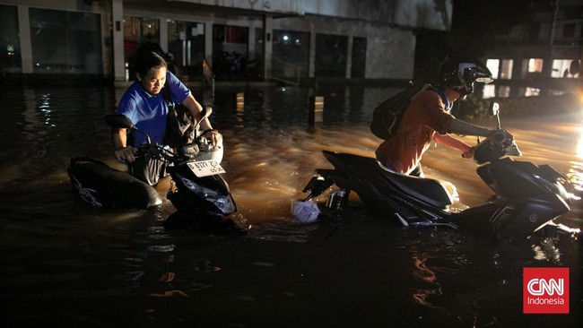 Tanggul Jebol, Perumahan Pondok Kacang Permai Tangsel Banjir Hujan di Tangerang Selatan menyebabkan banjir di Perumahan Pondok Kacang Permai, dengan ketinggian air 30-50 cm akibat tanggul jebol. Ratusan rumah terendam.
