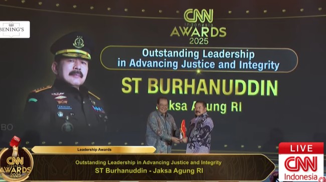 Jaksa Agung Raih Outstanding Leadership in Advancing Justice ST Burhanuddin dianugerahi penghargaan kategori 'Outstanding Leadership in Advancing Justice and Integrity' dalam ajang CNN Indonesia Awards.