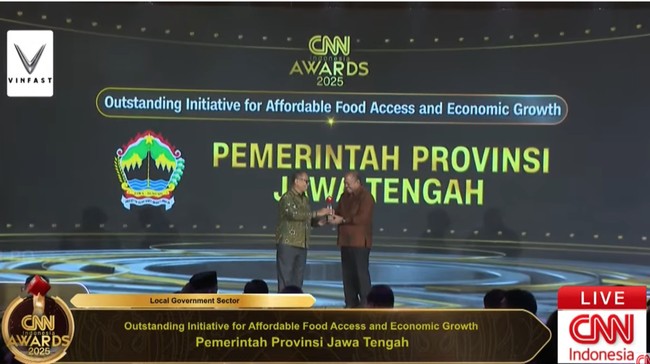 Jawa Tengah Capai Pertumbuhan 5,28 Persen di Era Gubernur Ahmad Luthfi Pemprov Jawa Tengah mendapatkan penghargaan Outstanding Initiative for Affordable Food Access and Economic Growth pada CNN Indonesia Awards 2025.