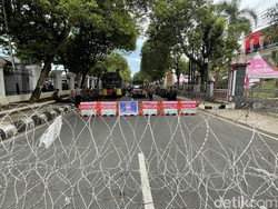 Jalan di Alun-alun Pati Ditutup Jelang Paripurna Hak Angket Pemakzulan Sudewo Jalan di Alun-alun Pati Ditutup Jelang Paripurna Hak Angket Pemakzulan Sudewo