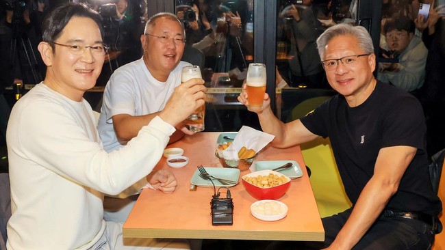3 Orang Terkaya Dunia Traktir Warga Korea Ayam Goreng dan Bir Dingin Jensen Huang merupakan CEO perusahaan termahal dunia Nvidia, Jay Y Lee adalah bos Samsung dan Chung Eui-sun Ketua Eksekutif Hyundai Motor Group.