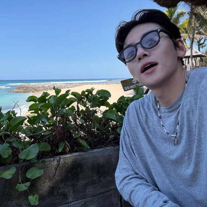 <p>Bunda pencinta drama Korea mungkin sudah tidak asing lagi dengan Ji Chang Wook, bukan? Aktor tampan ini belum lama mengunjungi beberapa destinasi populer di Indonesia, salah satunya adalah Bali. Ia pun membagikan beberapa foto saat liburan di akun Instagram pribadinya. &ldquo;Tadi singkat tapi panjang, singkat tapi sepertinya kenangan akan bertahan lama. Sampai jumpa Indonesia :),&rdquo; tulis Ji Chang Wook, dikutip dari laman Instagram <em>@jichangwook,</em> Jumat (31/10/2025). (Foto: Instagram @jichangwook)</p>