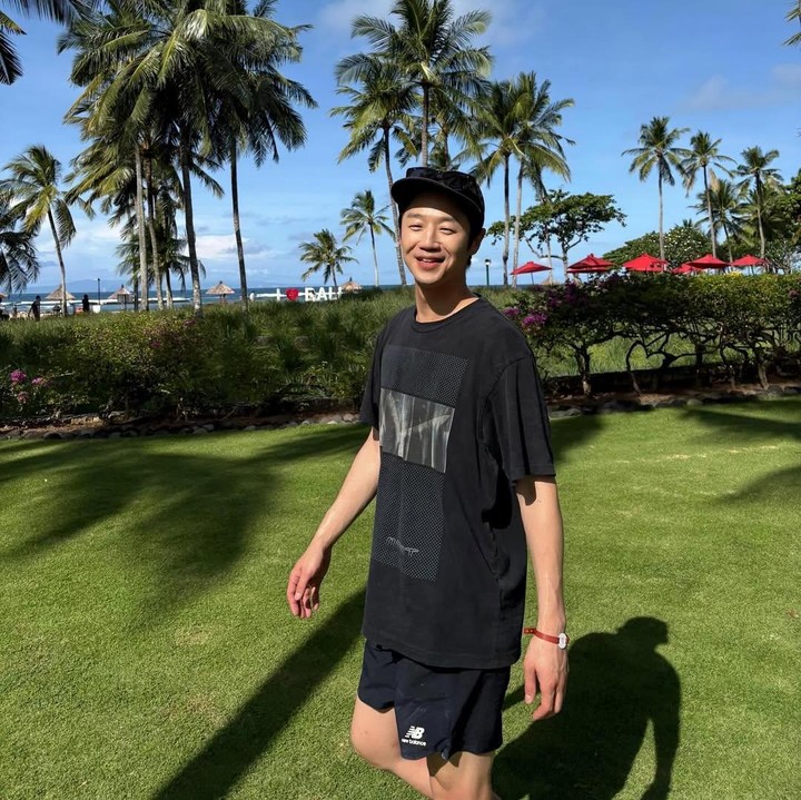 <p>Jung Joo Won yang paling dikenal karena perannya sebagai&nbsp;Gu Do Won di drama Korea Resident Playbook juga pernah mengunjungi Bali bersama para staf dan para pemain drakor tersebut. Ia pun tampak menikmati waktu liburan di bawah langit biru yang cerah. &ldquo;Apa yang terjadi di Bali,&rdquo; tulis Jung Joo Woon, dikutip dari laman Instagram <em>@jungjvnwon.&nbsp;</em>(Foto: Instagram @jungjvnwon)</p>