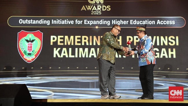 Pemprov Kalteng Raih Penghargaan Berkat 'Satu Rumah Satu Sarjana' Pemprov Kalteng berhasil raih penghargaan Outstanding Initiative for Expanding Higher Education Access di ajang CNN Indonesia Awards 2025.