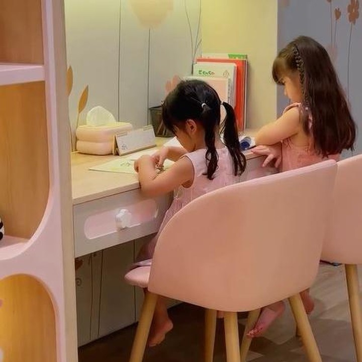 <p>Di samping lemari, Franda meletakkan meja belajar anak untuk Vechia dan Faleia belajar atau sekedar membaca buku. Meja belajar ini dibuat memanjang agar bisa digunakan oleh kedua anak Franda dalam waktu bersamaan, Bunda. (Foto: Instagram @frandaaa87)</p>