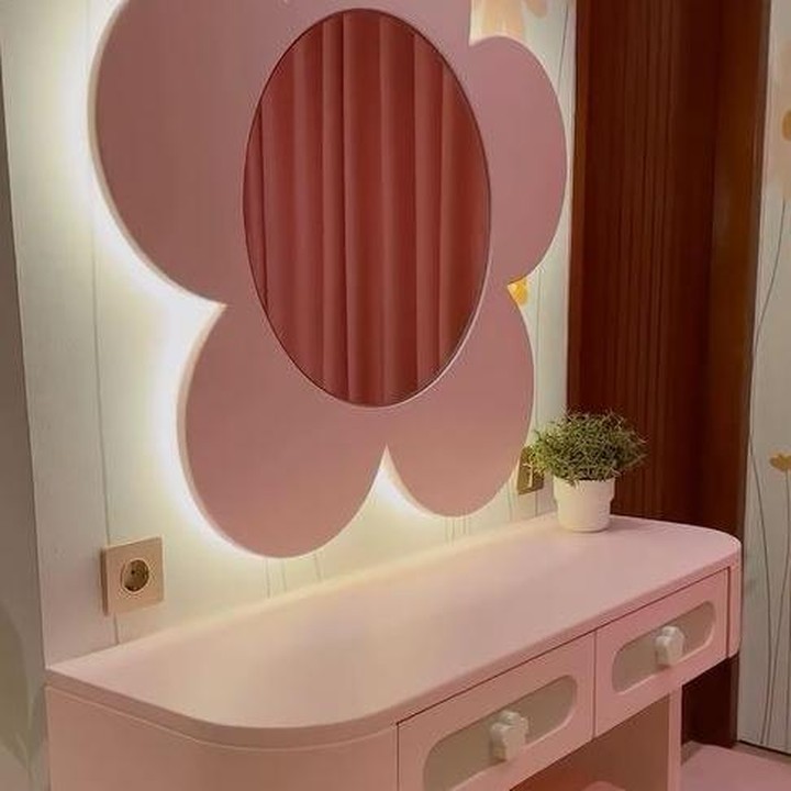 <p>Furnitur lain yang mencuri perhatian di kamar ini adalah meja rias. Franda meletakkan meja rias yang didominasi warna pink di salah satu sudut kamar. Meja rias ini memiliki desain yang cantik dengan kaca berbentuk bunga dan kursi dengan motif daun hijau. (Foto: Instagram @frandaaa87</p>