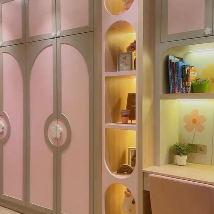 <p>Franda juga menyediakan lemari baju yang didominasi warna merah muda. Lemari ini dilengkapi dengan rak-rak untuk diisi pajangan. Franda mengaku bahwa ia menggunakan jasa desainer interior untuk membuar kamar impian kedua putrinya. Meski begitu, konsep dan desain ruangan girly ini tetap berasal dari ide Franda. "Aku tinggal bilang saja maunya gimana, dan mereka deh yang bantu wujudkan," kata Franda. (Foto: Instagram @frandaaa87)</p>