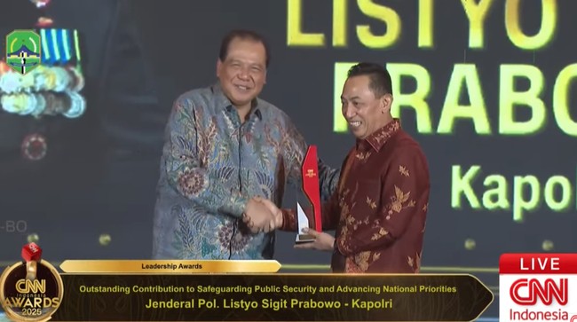 Kapolri Raih Penghargaan Berkat Kontribusi ke Program Prioritas Kapolri Listyo Sigit dianugerahi 'Outstanding Contribution to Safeguarding Public Security and Advancing National Priorities'.
