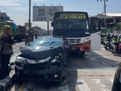 Kecelakaan Beruntun Libatkan 5 Kendaraan di Kartasura Sukoharjo Kecelakaan Beruntun Libatkan 5 Kendaraan di Kartasura Sukoharjo