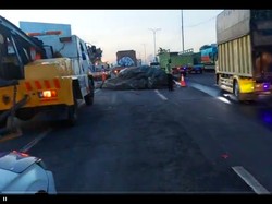 Truk Terguling di Tol JORR Km 17 Arah Kampung Rambutan, Lalin Padat Truk Terguling di Tol JORR Km 17 Arah Kampung Rambutan, Lalin Padat