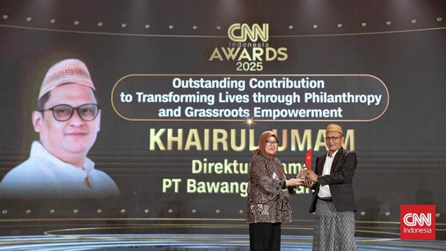 Khairul Umam raih penghargaan Outstanding Contribution to Transforming Lives Through Philanthropy & Grassroots Empowerment di CNN Awards Indonesia.