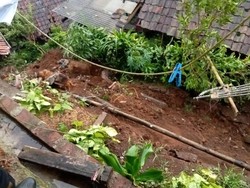 Longsor Terjadi di Dua Kecamatan di Kabupaten Bandung Longsor Terjadi di Dua Kecamatan di Kabupaten Bandung