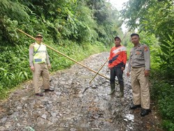 Detik-detik Menegangkan Petani Nyaris Tertimbun Longsoran Tebing di Cianjur Detik-detik Menegangkan Petani Nyaris Tertimbun Longsoran Tebing di Cianjur