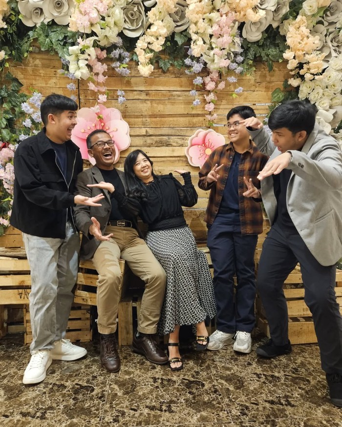 Sederet potret kenangan Marojahan Sintong Sijabat, ayah Jerome Polin dengan istri dan ketiga putranya.