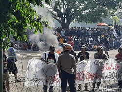 Massa Kawal Paripurna Pemakzulan Bupati Sudewo Bakar Ban Massa Kawal Paripurna Pemakzulan Bupati Sudewo Bakar Ban