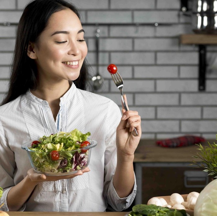 Tidak hanya mengandalkan produk kecantikan saja, namun kamu juga perlu merawat kulit dengan mengonsumsi makanan-makanan sehat