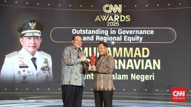 Mendagri Tito Raih Outstanding in Governance and Regional Equity Tito Karnavian mendapat penghargaan kategori 'Outstanding in Governance and Regional Equity' dalam ajang CNN Indonesia Awards 2025.