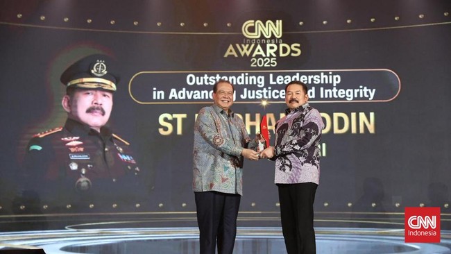 Jaksa Agung Raih Outstanding Leadership in Advancing Justice ST Burhanuddin dianugerahi penghargaan kategori 'Outstanding Leadership in Advancing Justice and Integrity' dalam ajang CNN Indonesia Awards.