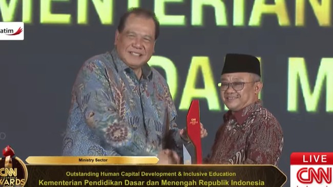 Kemendikdasmen Raih Outstanding Human Capital Development Kemendikdasmen meraih penghargaan kategori 'Outstanding Human Capital Development & Inclusive Education' dalam ajang CNN Indonesia Awards 2025.