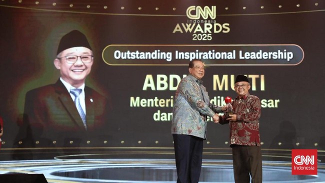 Abdul Mu'ti Komitmen Akselerasi Pendidikan hingga Daerah 3T Menteri Pendidikan Abdul Mu'ti bersyukur atas penghargaan "Outstanding Inspirational Leadership" dari CNN Indonesia.