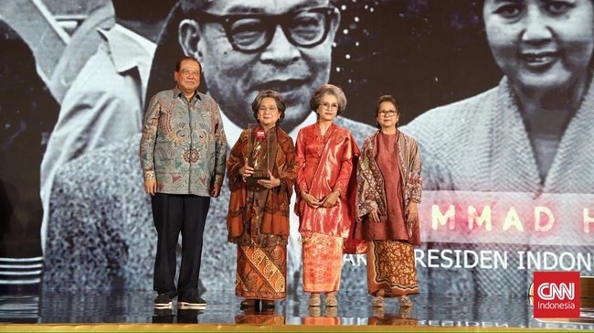 CNN Indonesia Anugerahi Lifetime Achievement Award ke Bung Hatta CNN Indonesia memberikan penghargaan Lifetime Achievement Award secara anumerta pada Proklamator RI Mohammad Hatta.
