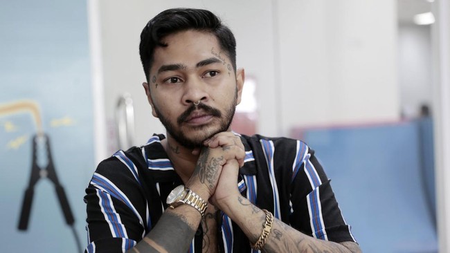 Onad Ditangkap Bareng Istrinya di Perumahan Elite Rempoa Onadio Leonardo ditangkap bersama istrinya Beby Prisilla terkait kasus penyalahgunaan narkoba. Barang bukti berupa ganja dan pake ekstasi yang sudah dikonsumsi.