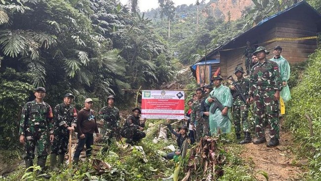Kemhut-TNI Operasi Gabungan Sikat Tambang Emas Ilegal di Gunung Salak Aparat TNI dan Kemenhut mulai operasi menindak aktivitas tambang emas ilegal yang kawasan Gunung Salak, Jawa Barat, yang belakangan dapat sorotan.