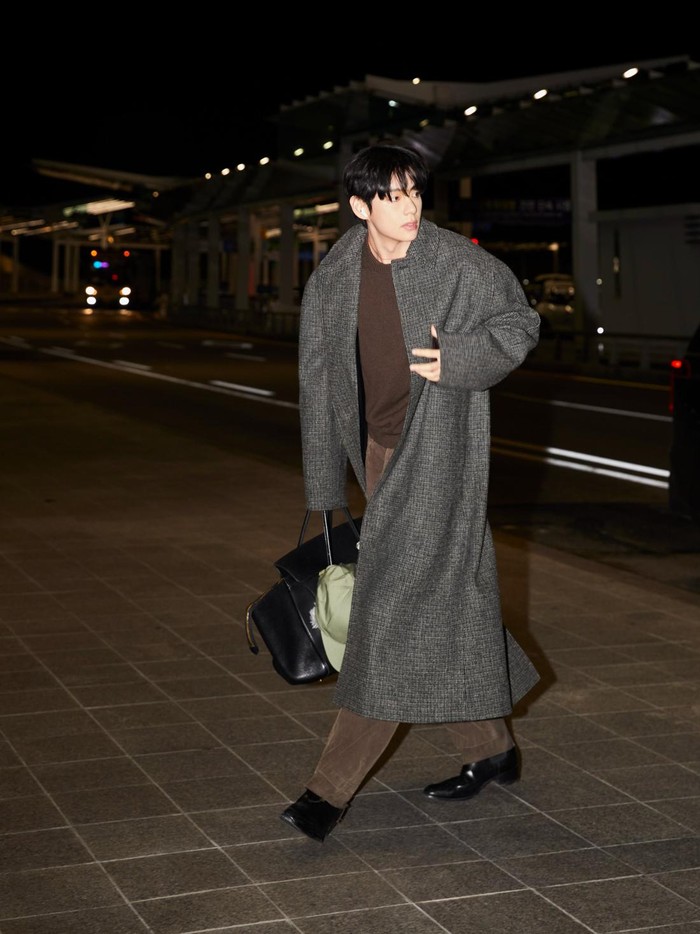 Pada Sabtu, (25/10/2025), V BTS terlihat di Bandara Internasional Incheon (ICN) berbalut Celine dari atas sampai bawah. Bikin para penggemar heboh, ini berarti kehadiran sang idol di Vogue World: Hollywood sudah terkonfirmasi./ Foto: x.com/celineofficial