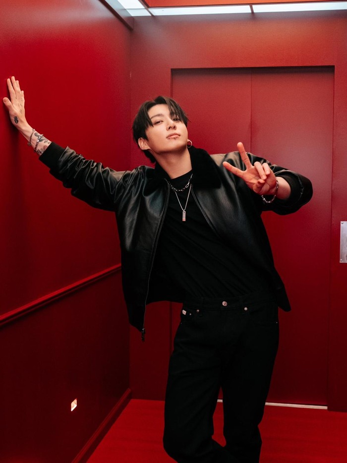 Pada Senin, (27/10/2025), jagat maya kembali dibuat heboh dengan dua unggahan baru berupa video di akun media sosial resmi Calvin Klein. Bagaimana tidak, kedua klip singkat itu menampilkan Jungkook BTS yang sedang mengendarai motor. / Foto: x.com/CalvinKlein