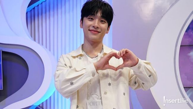 7 Potret Ekspresi Gemas Pagaehun Soloist Kpop Melokal Cicipi Kue Ape dan Kue Cubit