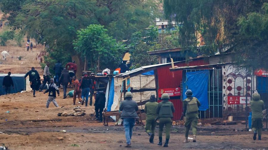 Polisi anti huru hara Tanzania membubarkan demonstran selama protes keras yang menodai pemilu menyusul diskualifikasi dua kandidat oposisi terkemuka di Dar es Salaam, Tanzania, 29 Oktober 2025. (REUTERS/Onsase Ochando)