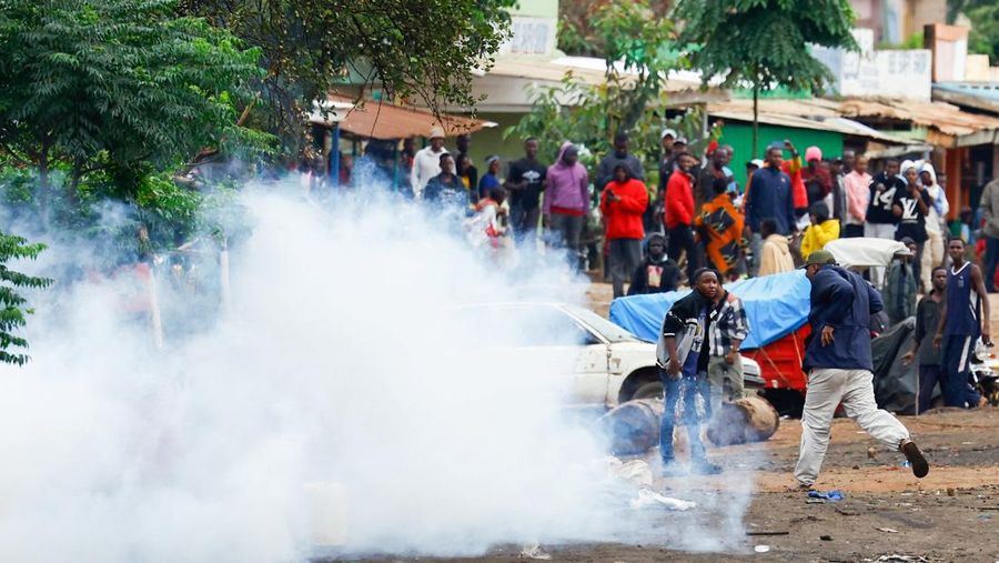 Polisi anti huru hara Tanzania membubarkan demonstran selama protes keras yang menodai pemilu menyusul diskualifikasi dua kandidat oposisi terkemuka di Dar es Salaam, Tanzania, 29 Oktober 2025. (REUTERS/Onsase Ochando)