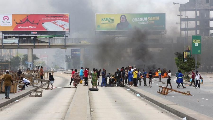 Polisi anti huru hara Tanzania membubarkan demonstran selama protes keras yang menodai pemilu menyusul diskualifikasi dua kandidat oposisi terkemuka di Dar es Salaam, Tanzania, 29 Oktober 2025. (REUTERS/Onsase Ochando)