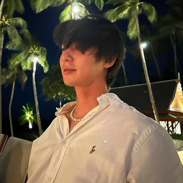 <p>Park Seo Joon juga mengunjungi Bali belum lama ini. Kabar ini dibagikan langsung oleh sang aktor lewat unggah di media sosial. Dilansir dari laman<em> detikcom,</em> ia terlihat santai menikmati waktu di Bali dengan berlari dan yoga.&nbsp;&nbsp;(Foto: Instagram @bn_sj2013)</p>