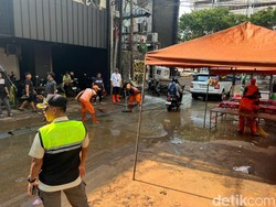 Pasukan Oranye Bereskan Sampah dan Lumpur Sisa Banjir di Kemang Jaksel Pasukan Oranye Bereskan Sampah dan Lumpur Sisa Banjir di Kemang Jaksel