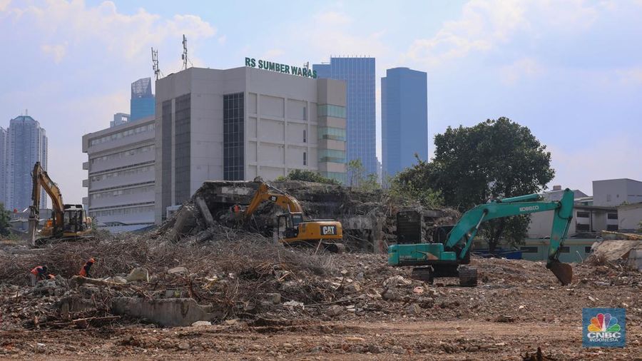 Pekerja menggunakan alat berat membongkar bangunan lama di lahan bekas Rumah Sakit (RS) Sumber Waras, Grogol, Jakarta, Jumat (31/10/2025). Pekerja menggunakan alat berat membongkar bangunan lama di lahan bekas Rumah Sakit (RS) Sumber Waras, Grogol, Jakarta, Jumat (31/10/2025). (CNBC Indonesia/Faisal Rahman)
