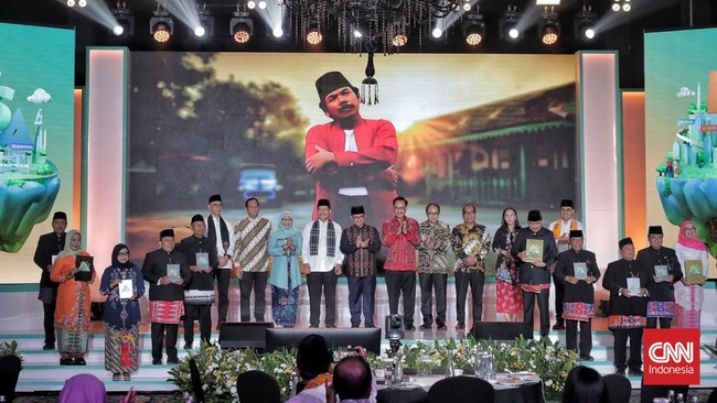 Tak Ada Pemenang Kelurahan Bersih, Pramono Sebut Juri Profesional Dalam Benyamin S Award 2025, tidak ada pemenang penghargaan kelurahan untuk kategori 'bersih'. Gubernur Jakarta Pramono Anung memberikan penjelasan.