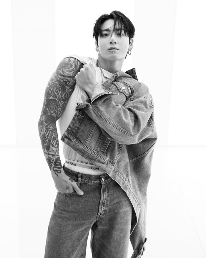 Pemilik julukan ‘Golden Maknae’ tersebut pun menampilkan beberapa look kece dalam kampanye denim yang juga merupakan holiday campaign kali ini. Jadi pusat perhatian, ia juga memamerkan tato serta otot perut. / Foto: x.com/CalvinKlein